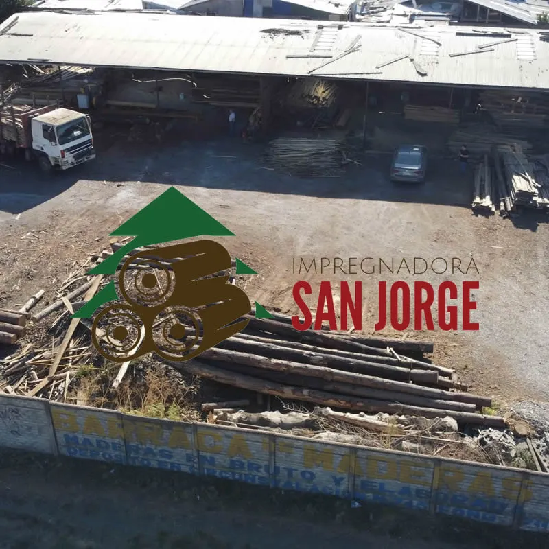 Aserrado, descortezado e impregnación en autoclave